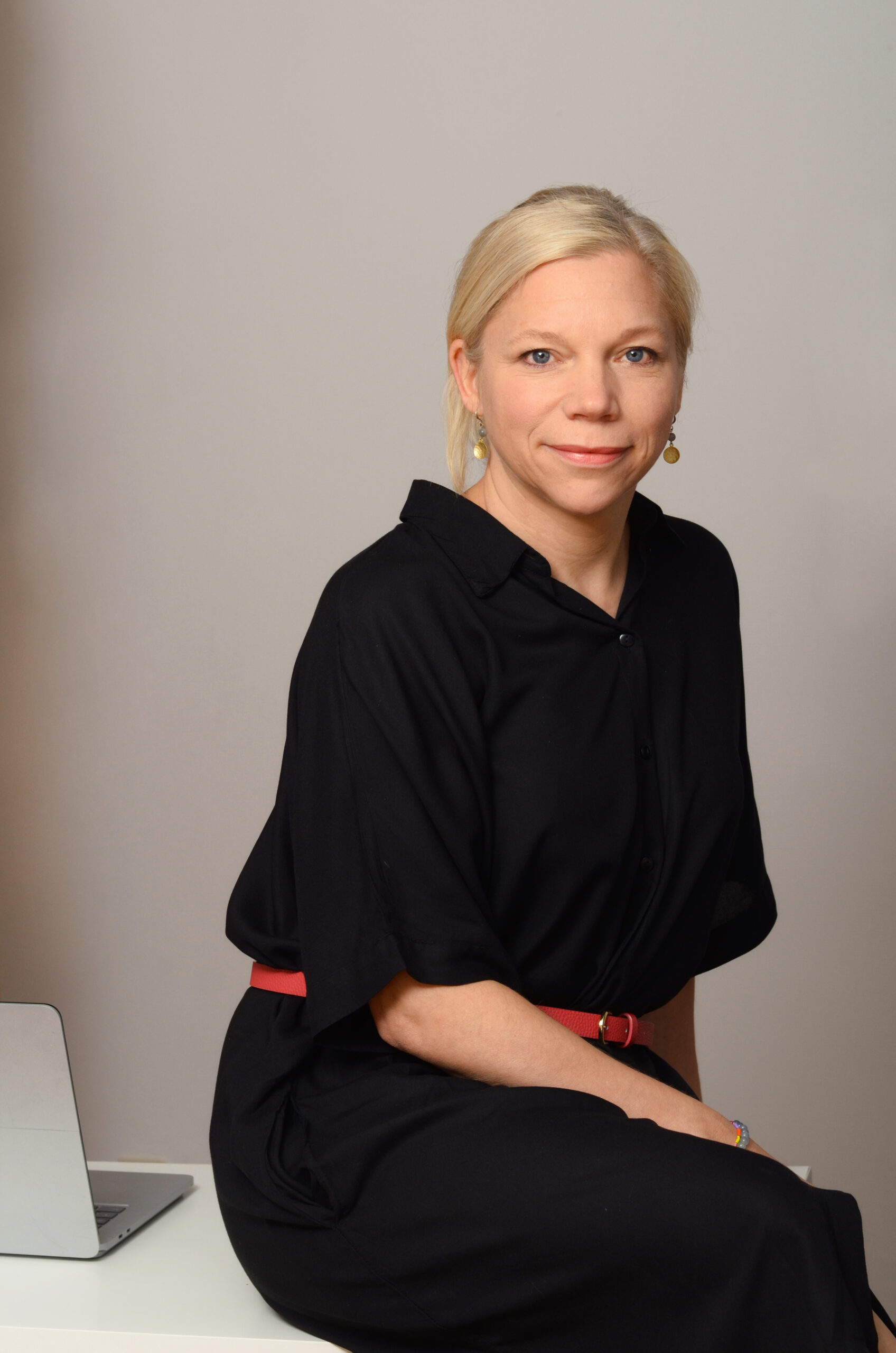 Porträt Felicitas Giese sitzend 