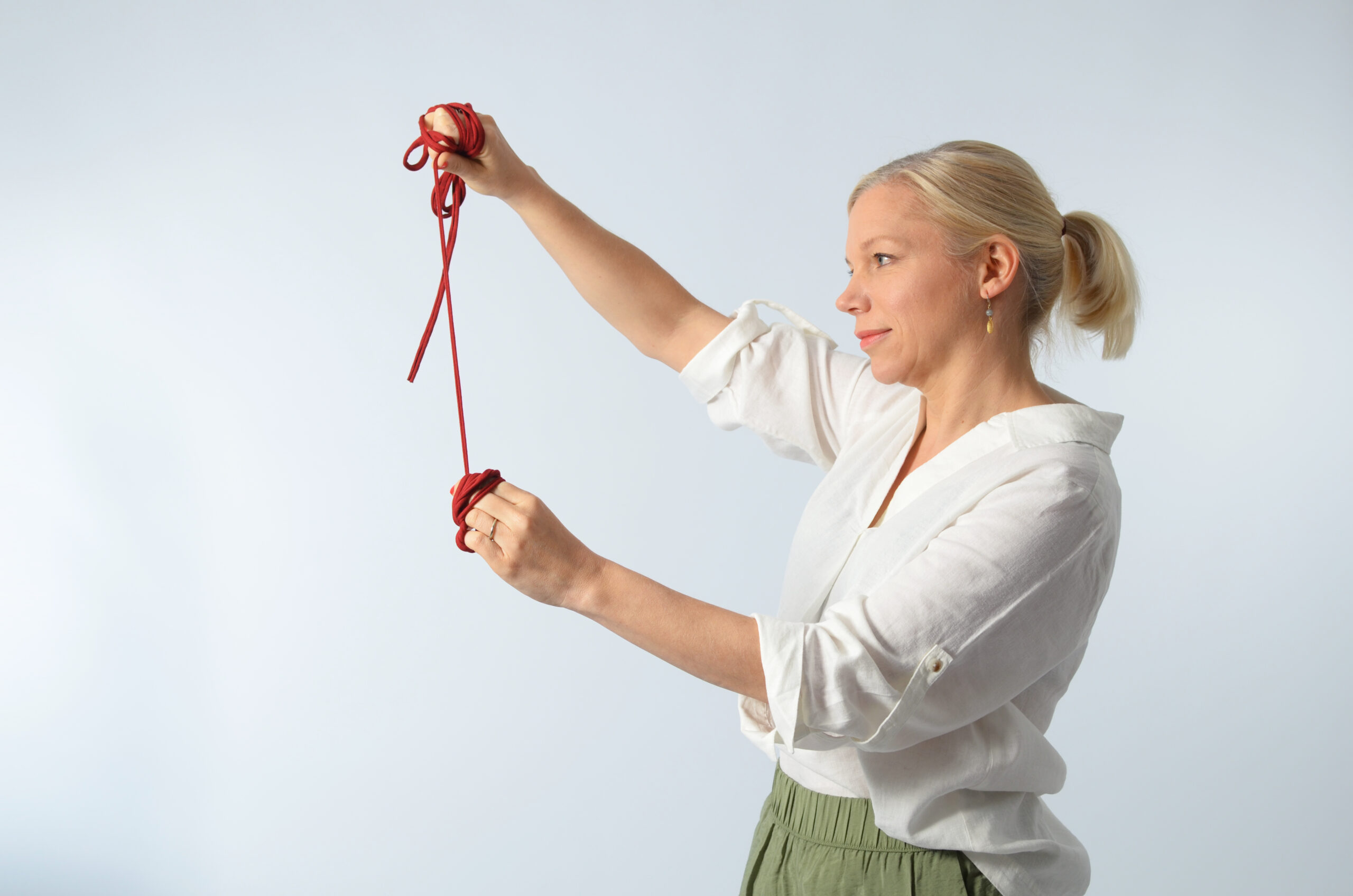 Felicitas hält einen roten Faden